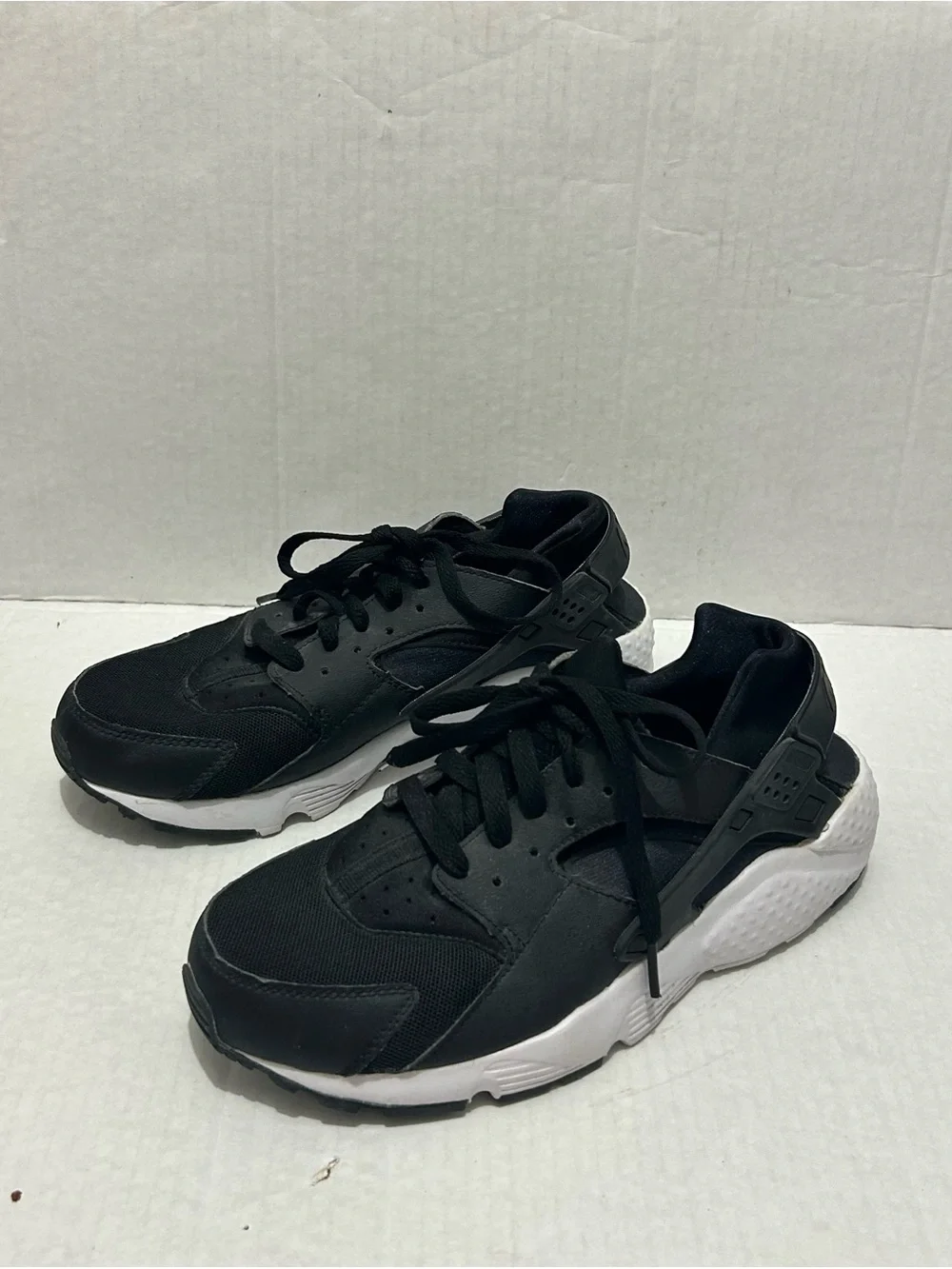 Nike Huarache Sneakers Shoes 6.5 Youth Boys Black White Athletic